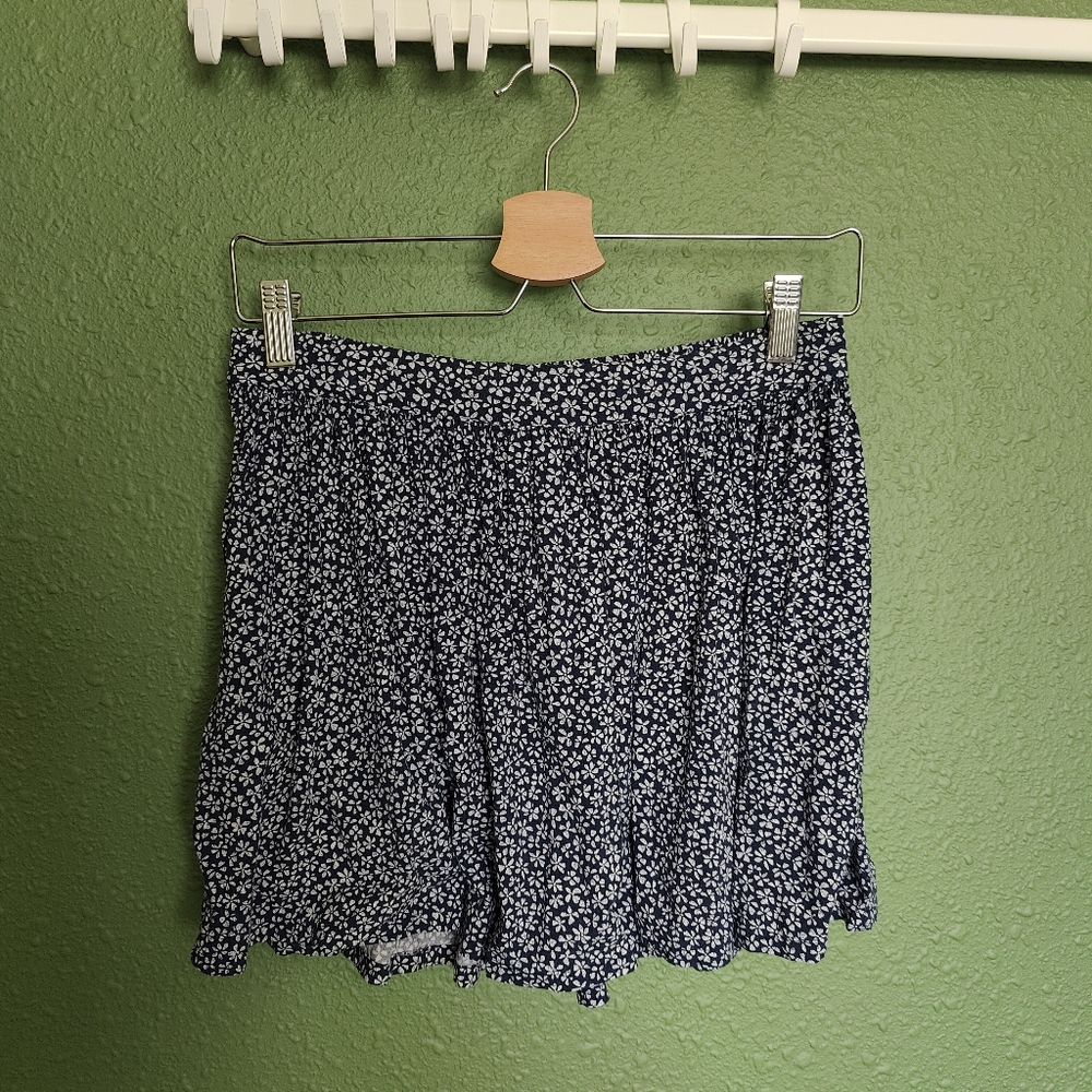 EUC ARIZONA JEAN CO JUNIOR'S BLUE FLORAL MINI SKIRT IN SIZE S